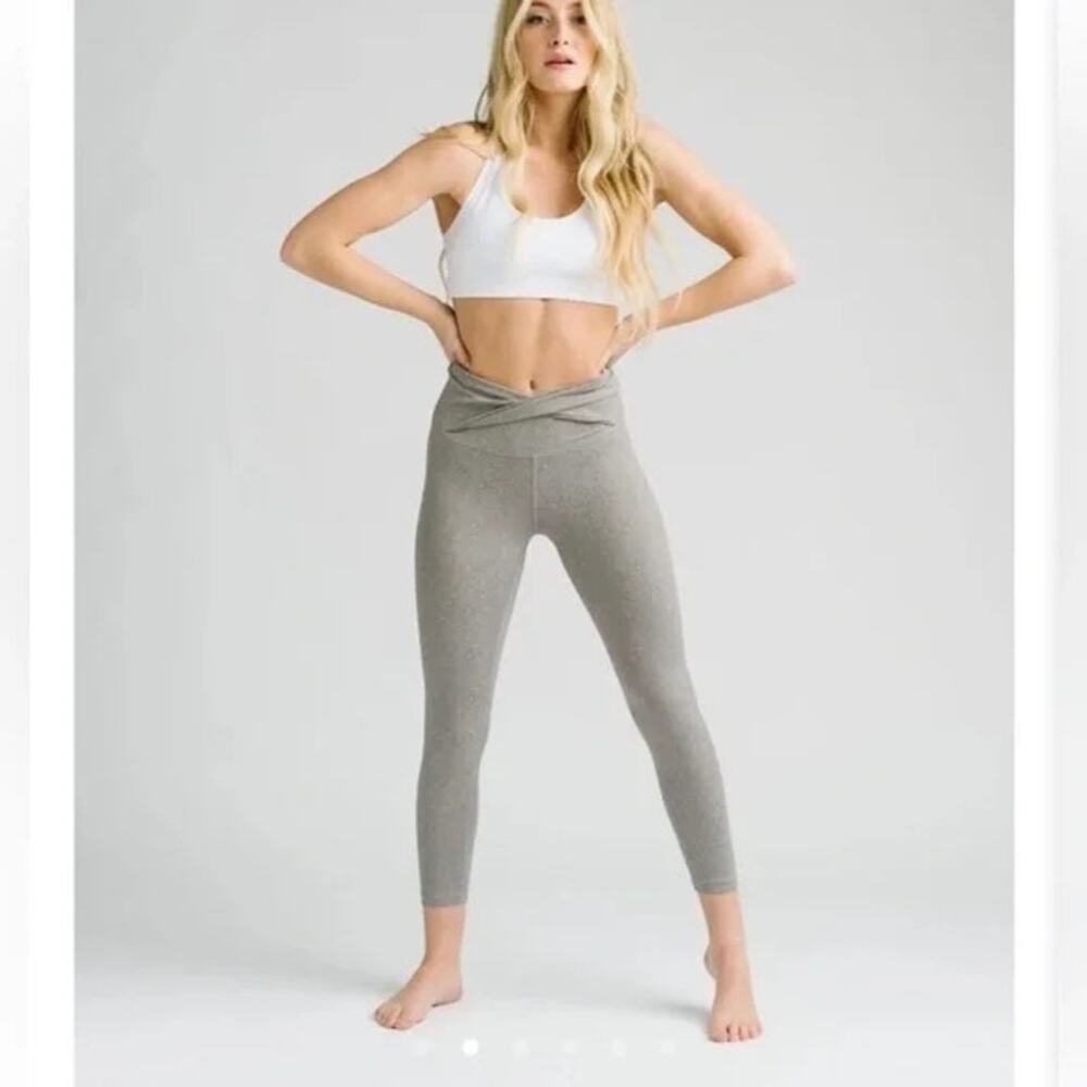 Zyia Active NWT Cement Croise High Rise 7/8 Leggings Taupe Gray Crossover Waist